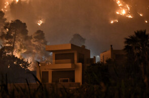 Φωτιά στην Κορινθία - Οι φλόγες μια ανάσα από κατοικία