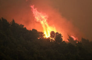 ΔΥΣΗ ΗΛΙΟΥ ΜΕ ΠΥΚΝΟ ΚΑΠΝΟ ΑΠΟ ΤΗΝ ΠΥΡΚΑΓΙΑ ΣΤΗΝ ΚΟΡΙΝΘΙΑ ΠΑΝΩ ΑΠΟ ΤΗΝ ΑΘΗΝΑ 