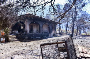 Φωτιά στον Σχίνο Κορινθίας: Κάηκε σπίτι στον οικισμό Βαμβακιές