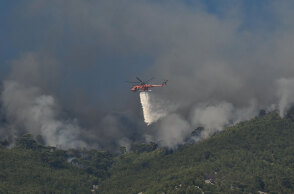 Μεγάλη φωτιά στην Κορινθία, με ελικόπτερο της Πυροσβεστικής να ρίχνει νερό πάνω από εστία της πυρκαγιάς που καίει το δάσος