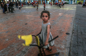 Μικρή Παλαιστίνια έχει καταφύγει στο σχολείο των Ηνωμένων Εθνών (ΟΗΕ), λόγω των συνεχιζόμενων ένοπλων συγκρούσεων στην πόλη της Γάζας