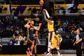 Ο ΛεΜπρον Τζέιμς βάζει το νικητήριο τρίποντο κόντρα στους Ουόριορς