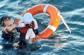 Θέουτα: Ισπανός αστυνομικός σώζει μωρό μετανάστη από πνιγμό 