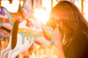 Κοπέλα με μαύρο τοπ και γυαλιά ηλίου σε λούνα παρκ