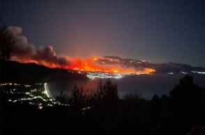Φωτιά στην Κορινθία - Σε πύρινο κλοιό οικισμοί, καθώς η δασική πυρκαγιά έχει κάνει στάχτη το βουνό