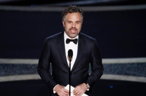 Ο Μάρκ Ράφαλο παρουσιάζει το Όσκαρ Καλύτερου Ντοκιμαντέρ το 2020