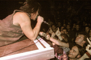 Στιγμιότυπο από τη συναυλία των Monster Magnet στην Αθήνα και το Ρόδον Club τον Απρίλιο του 2004