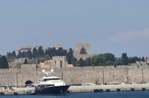 Καπνός στη Ρόδο από τη φωτιά στο Σχίνο Κορινθίας