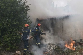 Πυροσβέστες σβήνουν τη φωτιά στον Σχίνο