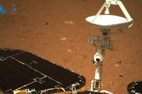 Kάμερα πλοήγησης που είναι τοποθετημένη στο πίσω μέρος του Zhurong rover της Κίνας στην επιφάνεια του Άρη