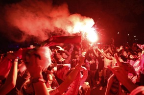 Οπαδοί της Ατλέτικο Μαδρίτης πανηγυρίζουν την κατάκτηση του πρωταθλήματος