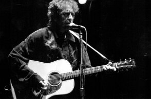 Στιγμιότυπο από τη συναυλία του Bob Dylan στην Αθήνα, στο Θέατρο Λυκαβηττού, το 1993