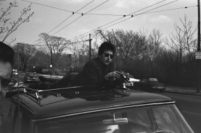 Ο Bob Dylan σε οροφή αυτοκινήτου, Μασαχουσέτη, Απρίλιος 1964