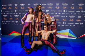 Το συγκρότημα Maneskin, οι μεγάλοι νικητές στη Eurovision 2021 - O frontman Damiano David πεσμένος στο πάτωμα
