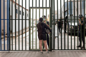  Ισπανία - Μεταναστευτικό: Γυναίκα στη Θέουτα, τον ισπανικό θύλακα στο Μαρόκο, μιλά σε αστυνομικό έξω από αποθήκη η οποία έχει μετατραπεί σε προσωρινό χώρο παραμονής ασυνόδευτων ανηλίκων