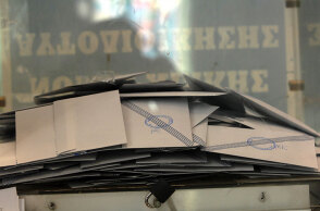 Ψήφοι σε κάλπη (ΦΩΤΟ ΑΡΧΕΙΟΥ) - Οι απόδημοι Έλληνες ζητούν από τα κόμματα να υπερψηφίσουν το νομοσχέδιο του Υπουργείου Εσωτερικών για την άρση των περιορισμών στην ψήφο από τον τόπο κατοικίας στο εξωτερικό