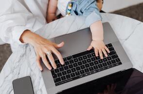 Εργαζόμενη μητέρα