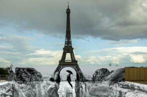 Άνθρωπος με ομπρέλα «πετά» πάνω από χαράδρα στο Παρίσι με φόντο τον Πύργο του Άιφελ