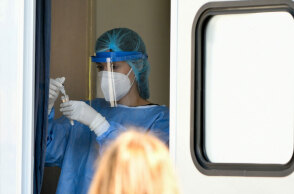 ΕΟΔΥ: Υγειονομικός πραγματοποιεί δωρεάν rapid test για τον κορωνοϊό σε περιοχή στην Αττική