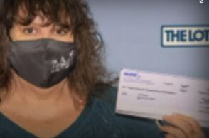 Η επιταγή της νικήτριας  