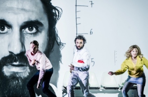 Από την παράσταση "Ιστορία της βίας" της Schaubühne σε σκηνοθεσία Thomas Ostermeier, στο Φεστιβάλ Αθηνών