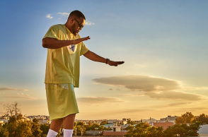 Ofili: Ο Φράνσις Αντετοκούνμπο, ο μεγάλος αδερφός του MVP, γράφει τη δική του ιστορία και μουσική στους δρόμους της Αθήνας και την αφηγείται στην ATHENS VOICE.