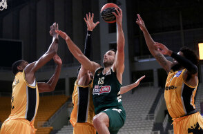 Basket League: Ο Παναθηναϊκός νίκησε την ΑΕΚ, έκανε το 3-1, και προκρίθηκε στους τελικούς