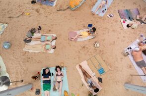 Από τη Μπιενάλε της Βενετίας στην Πειραιώς 260, η βραβευμένη με Χρυσό Λέοντα όπερα-περφόρμανς "Ήλιος και Θάλασσα"