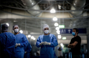 Υγειονομικός με μάσκα και προστατευτική στολή για κορωνοϊό - Από την έναρξη της πανδημίας τα συνολικά κρούσματα στην Ελλάδα ξεπέρασαν τις 400.000