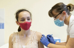 Κοπέλα στη Ρωσία λαμβάνει δόση από το εμβόλιο Sputnik-V για τον κορωνοϊό