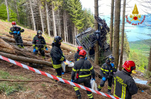 Τραγωδία με τελεφερίκ στην Ιταλία - Διασώστες στα συντρίμμια της καμπίνας
