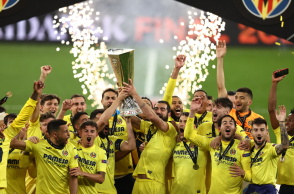 Οι παίκτες της Βιγιαρεάλ πανηγυρίζουν την κατάκτηση του Europa League