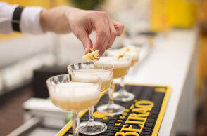 Μπάρμαν ετοιμάζει ποτά - Στην Ολλανδία ανοίγει η εστίαση και σε εσωτερικούς χώρους