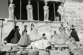 O φωτογράφος Jean-Pierre Pedrazzini απαθανατίζει για το Paris Match τις «Καρυάτιδες» του Christian Dior, 1951 