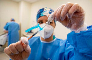 Υγειονομικός ετοιμάζει εμβόλιο για τον κορωνοϊό