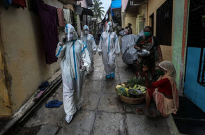 Ινδία: Υγειονομικοί με προστατευτική στολή για τον κορωνοϊό σε παραγκούπολη
