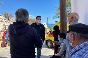 Ο Βασίλης Κικίλιας στην πρόσφατη επίσκεψη του σε εμβολιαστικό κέντρο στις Κυκλάδες