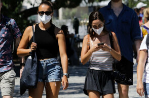 Κοπέλες με μάσκα για τον κορωνοϊό στο κέντρο της Αθήνας