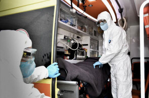 Πλήρωμα σε ασθενοφόρο του ΕΚΑΒ με προστατευτική στολή για τον κορωνοϊό - Οι νεκροί στην Ελλάδα από τις επιπλοκές της Covid-19 ξεπέρασαν τις 12.000 το Σάββατο 29 Μαΐου 2021