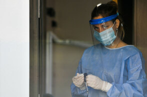 Υγειονομικός του ΕΟΔΥ με rapid test για κορωνοϊό (ΦΩΤΟ ΑΡΧΕΙΟΥ)