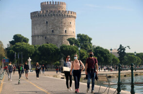 Θεσσαλονίκη: Πολίτες με μάσκα για τον κορωνοϊό