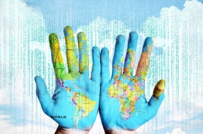 Χέρια στα οποία απεικονίζεται ο χάρτης της γης