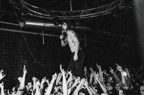 Στιγμιότυπο από συναυλία των IDLES