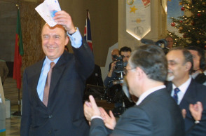 Ο Κώστας Σημίτης την περίοδο της πρωθυπουργίας του σε εκδήλωση για την υποδοχή του ευρώ