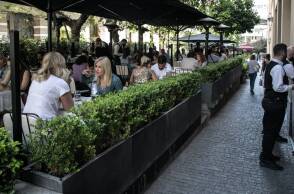 Το καφέ - εστιατόριο Athénée στη Βουκουρεστίου