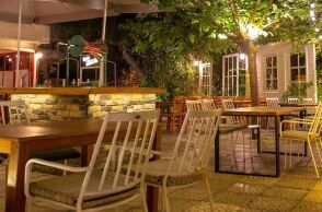 Παλιά Πλατεία: Το Πατησιώτικο μεζεδοπωλείο με τη δροσερή αυλή και τη μεγάλη ιστορία