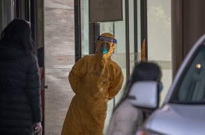 Εργαζόμενος με στολή προστασίας στην πόλη Ουχάν της Κίνας