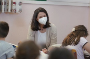 Η Νίκη Κεραμέως κατά την επίσκεψή της σε σχολείο
