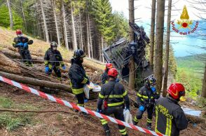 Τραγωδία με τελεφερίκ στην Ιταλία - Διασώστες στα συντρίμμια της καμπίνας 