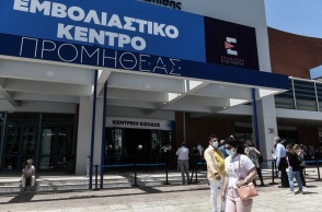 Στιγμιότυπο από εμβολιαστικό κέντρο 